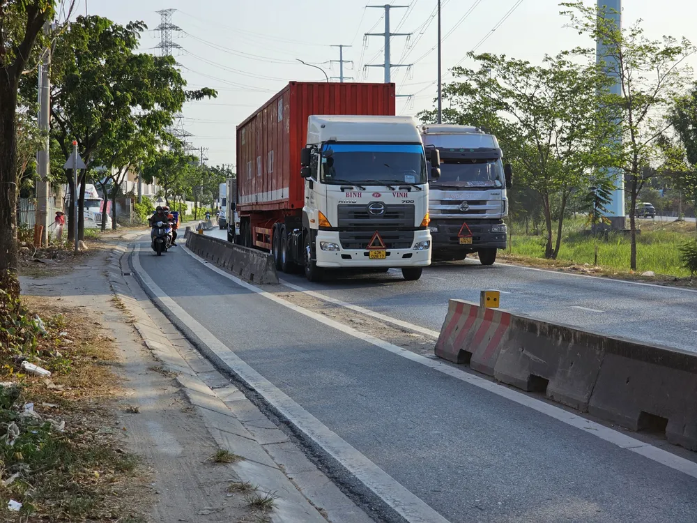 Một số đoạn bị mất dải phân cách trên đường Võ Chí Công. dải phân cách trên đường Võ Chí Công