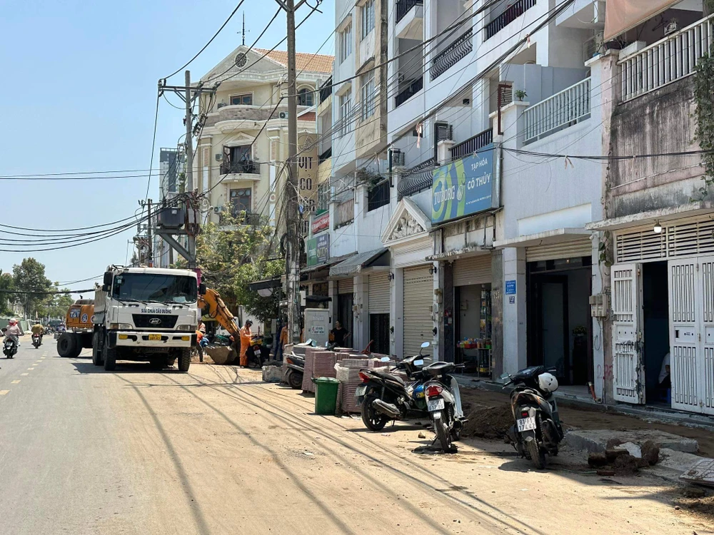 Một số đoạn đang được di dời đường điện, cáp viễn thông. đường Tạ Quang Bửu, quận 8