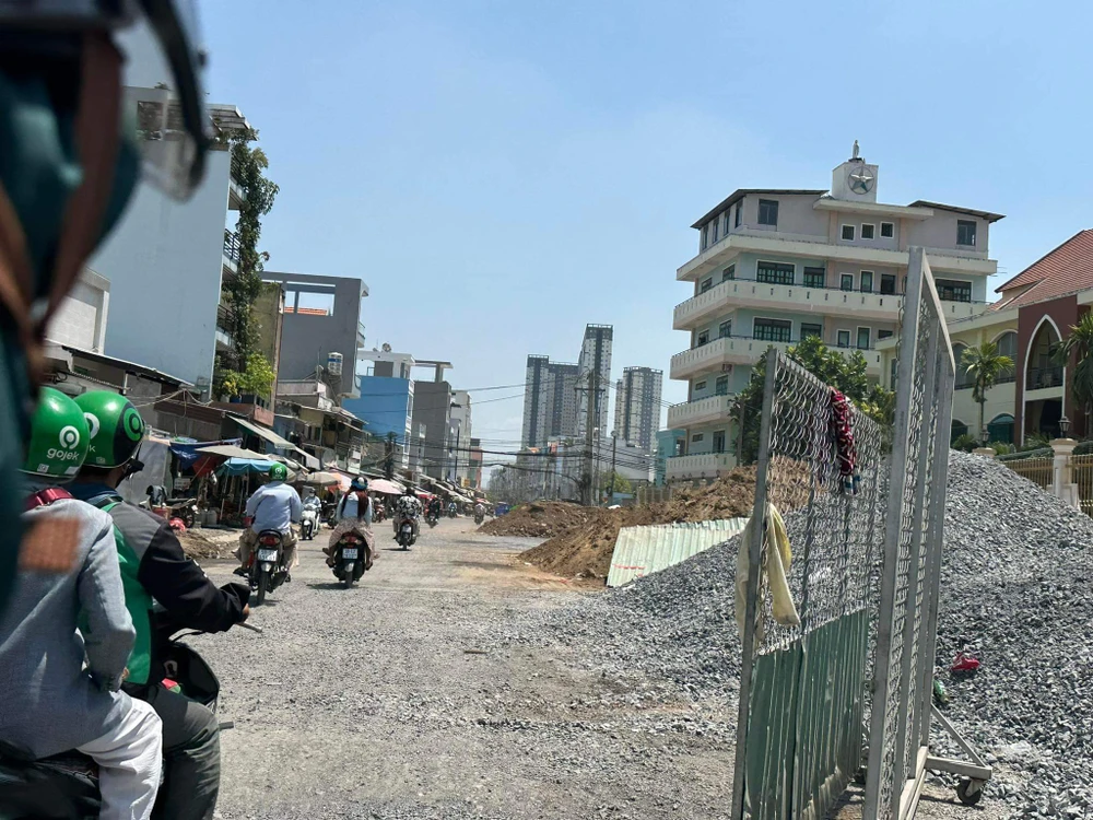 Công trường đường Tạ Quang Bửu đang tất bật thi công. đường Tạ Quang Bửu, quận 8