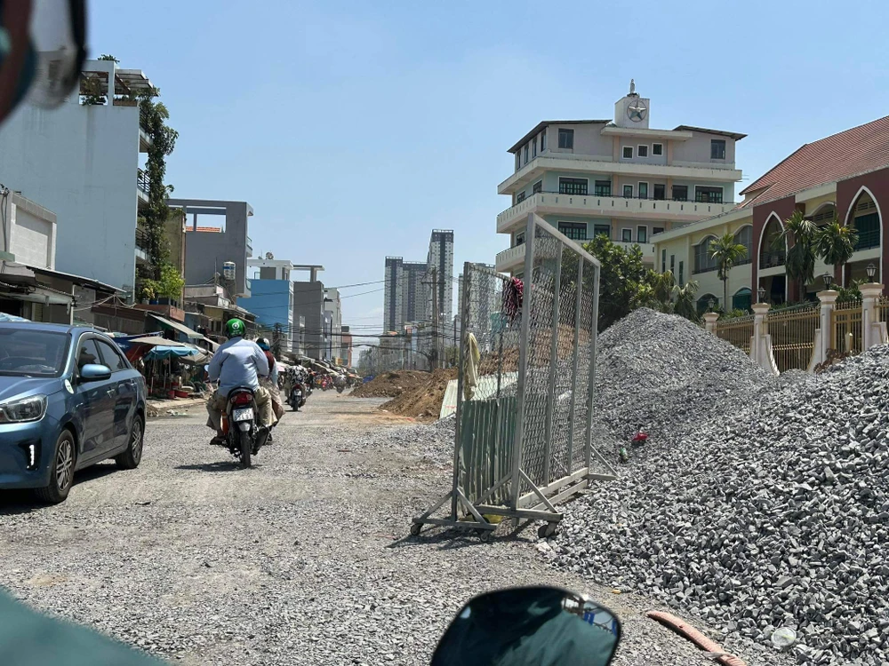 Đường Tạ Quang Bửu đang tất bật thi công, đẩy nhanh tiến độ. đường Tạ Quang Bửu, quận 8