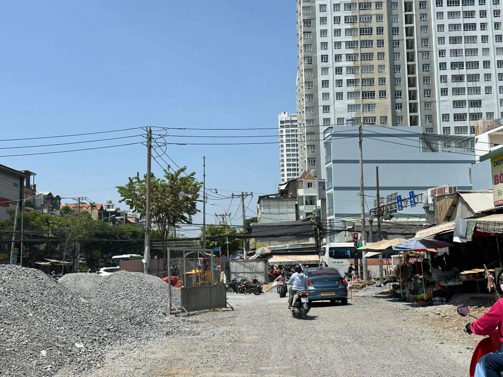 Đường Tạ Quang Bửu có mật độ phương tiện đi lại rất lớn. đường Tạ Quang Bửu, quận 8
