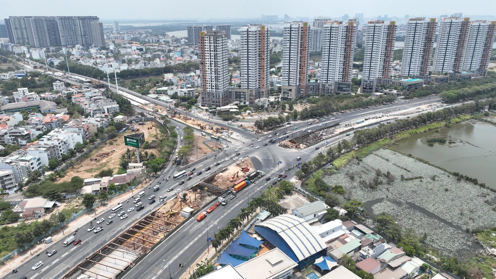 Các nút giao ở dự án An Phú sẽ được chiếm dụng một phần để triển khai thi công. cấm ô tô rẽ trái từ đường Mai Chí Thọ vào đường Lương Định Của