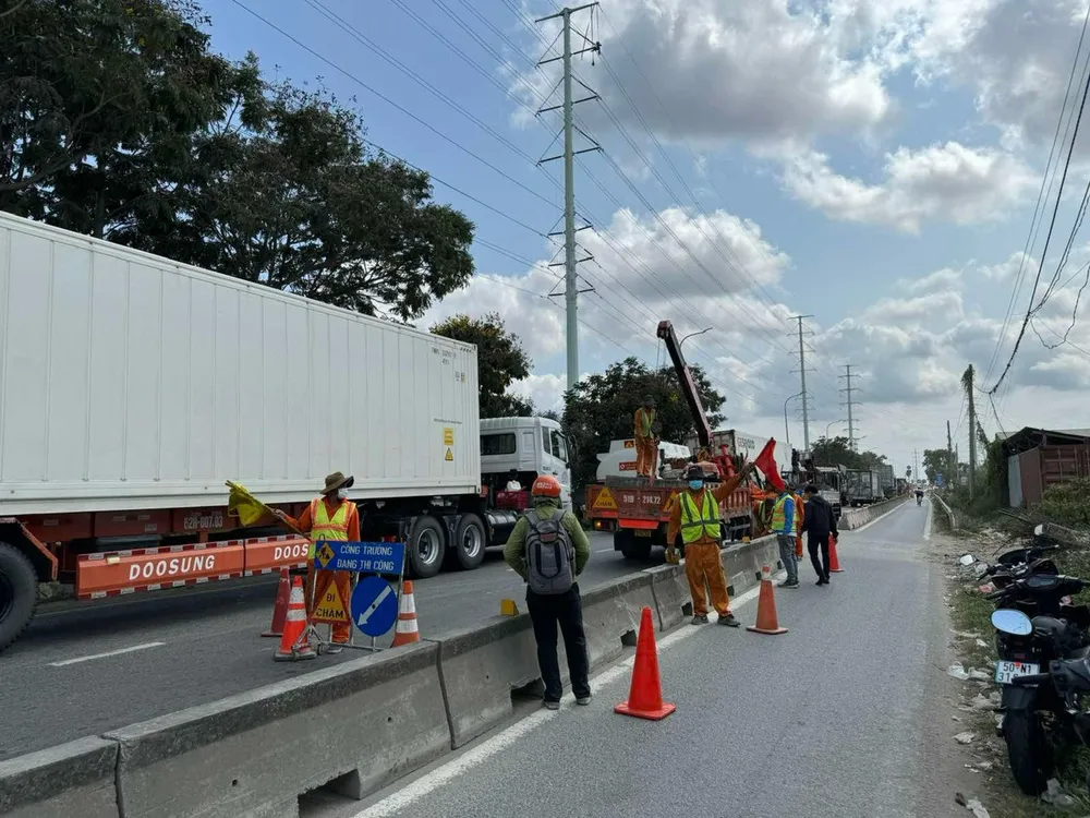TP.HCM đang tổ chức lắp đặt lại hàng loạt dải phân cách bị mất. Ảnh: ĐT dải phân cách trên đường Võ Chí Công, TP Thủ Đức bị mất