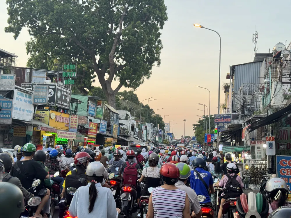 đường Phạm Văn Đồng ùn ứ kéo dài