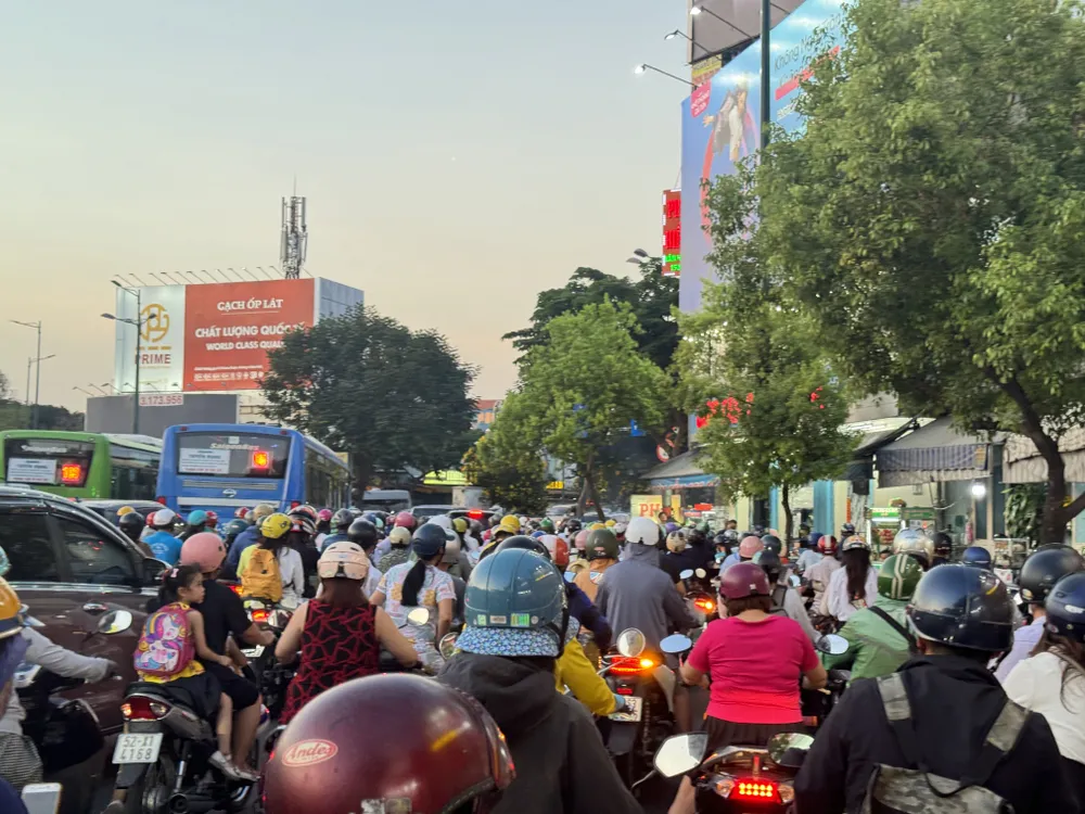 đường Phạm Văn Đồng ùn ứ kéo dài