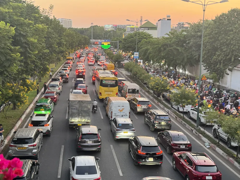 đường Phạm Văn Đồng ùn ứ kéo dài