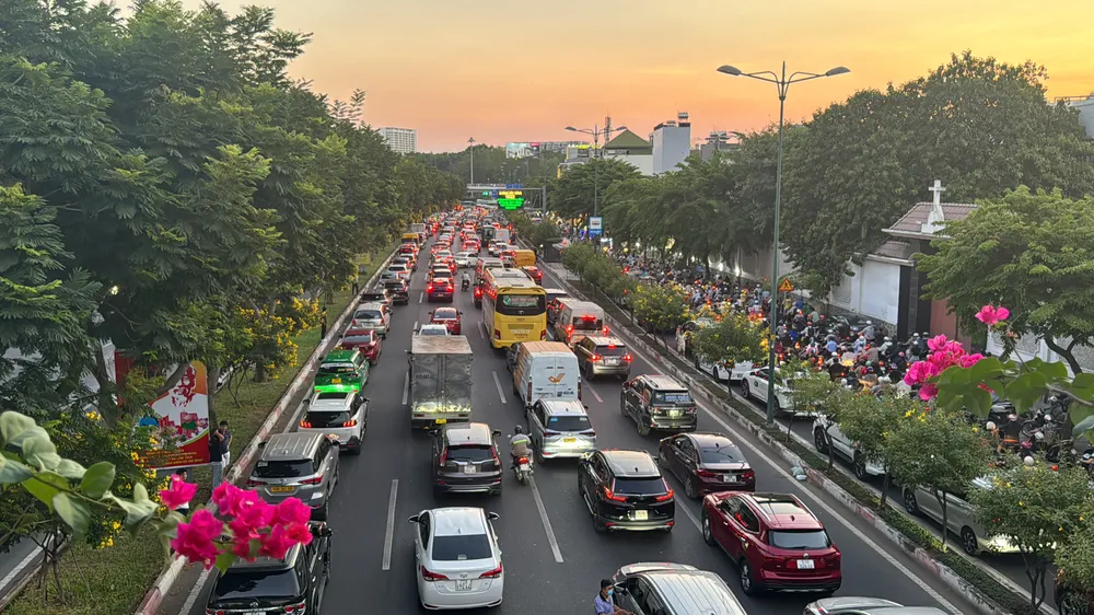 đường Phạm Văn Đồng ùn ứ kéo dài