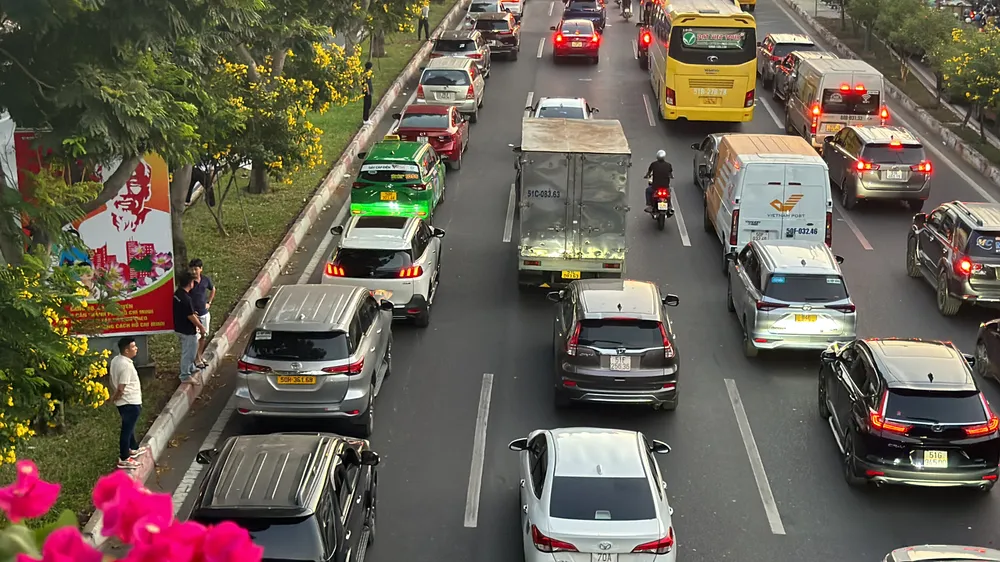 đường Phạm Văn Đồng ùn ứ kéo dài