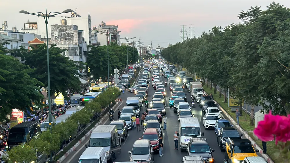 đường Phạm Văn Đồng ùn ứ kéo dài