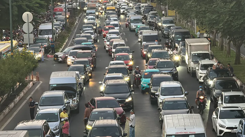 đường Phạm Văn Đồng ùn ứ kéo dài