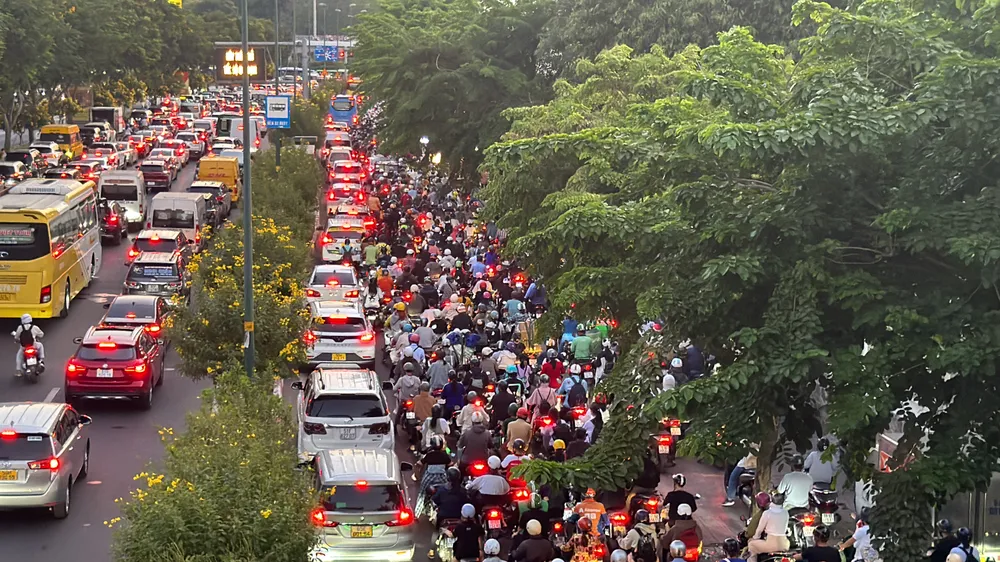 đường Phạm Văn Đồng ùn ứ kéo dài