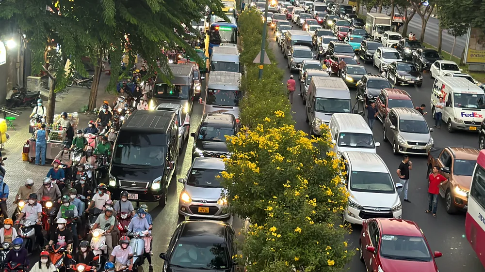 đường Phạm Văn Đồng ùn ứ kéo dài