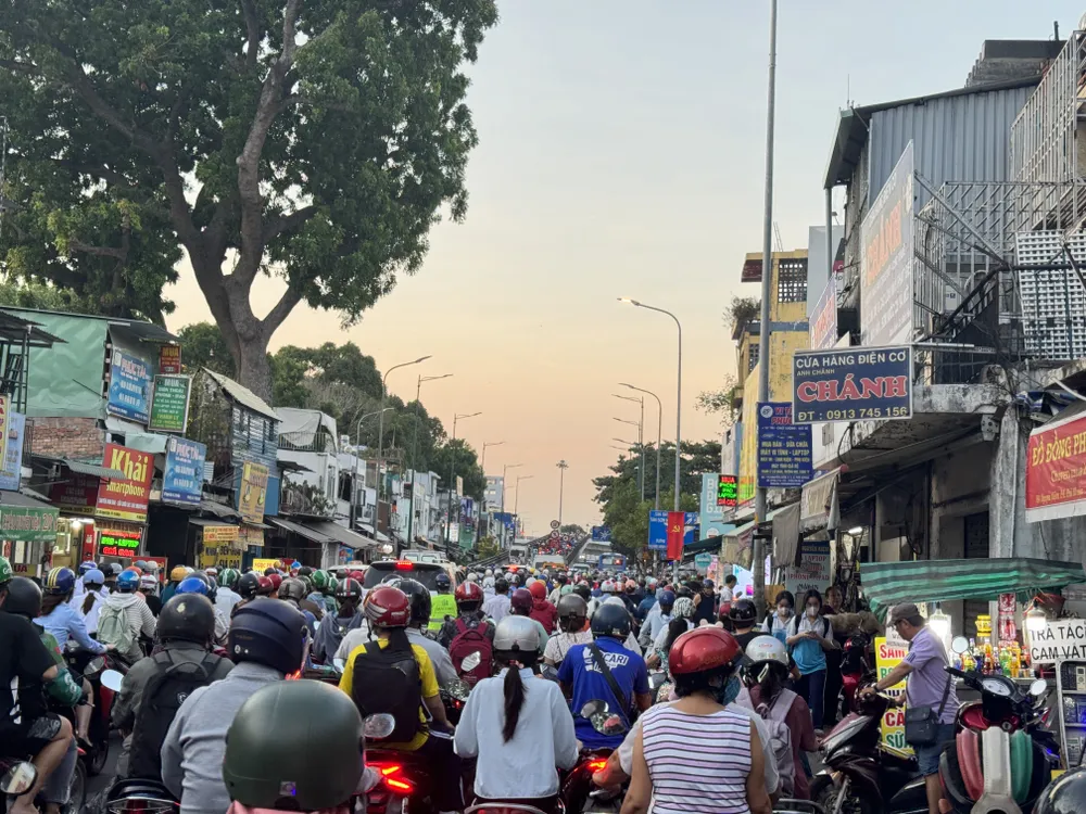 đường Phạm Văn Đồng ùn ứ kéo dài