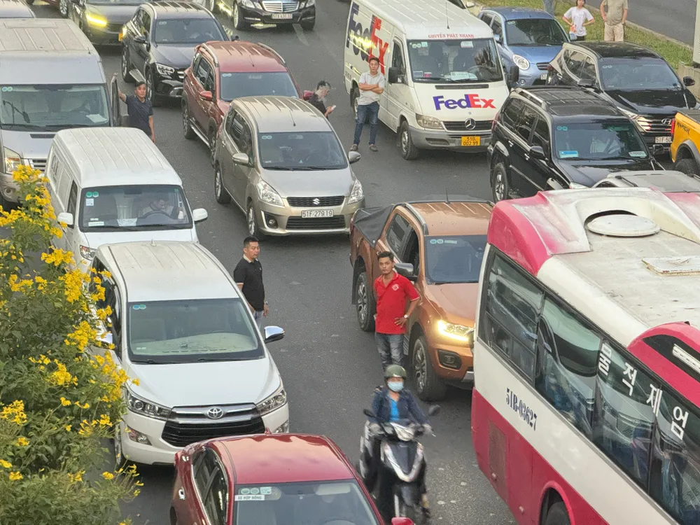 đường Phạm Văn Đồng ùn ứ kéo dài