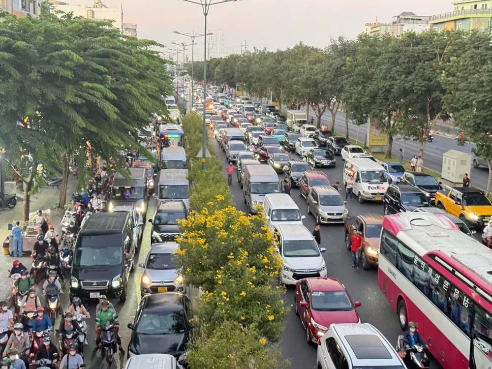 đường Phạm Văn Đồng ùn ứ kéo dài