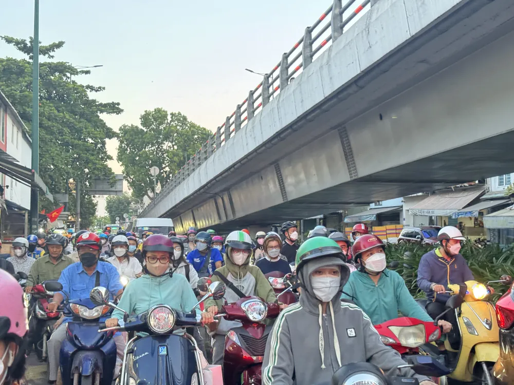 đường Phạm Văn Đồng ùn ứ kéo dài