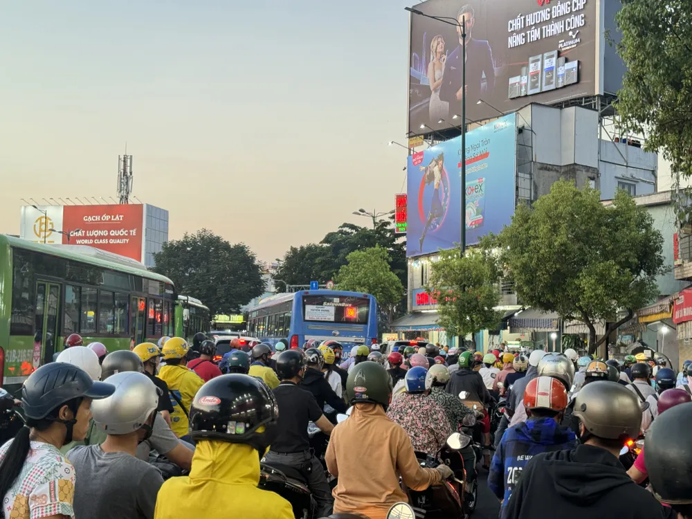 đường Phạm Văn Đồng ùn ứ kéo dài