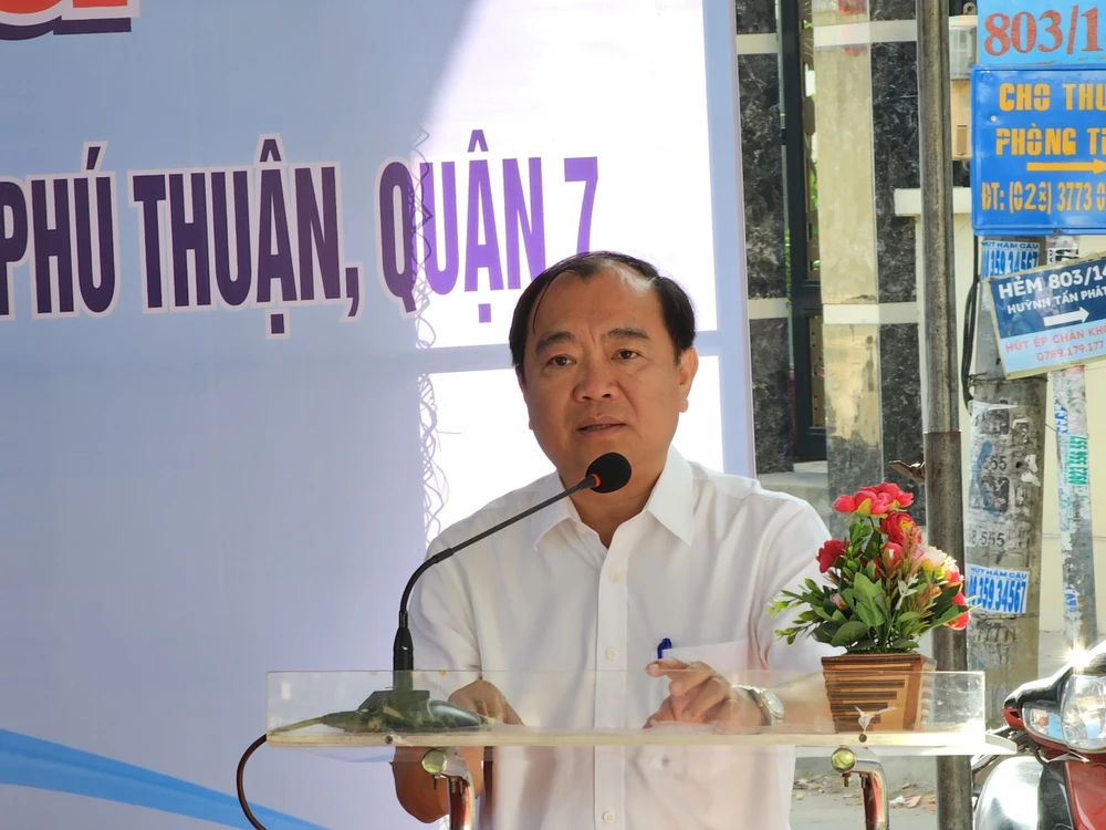 Ông Lê Văn Thành - Phó Chủ tịch UBND quận 7 gửi lời cảm ơn các hộ dân đã hiến đất, đóng góp trong việc mở rộng hẻm. mở rộng hẻm ở quận 7