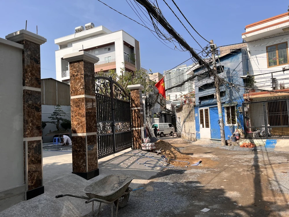 Hẻm 803 Huỳnh Tấn Phát trước khi nâng cấp thường xuyên bị ngập nước. mở rộng hẻm ở quận 7