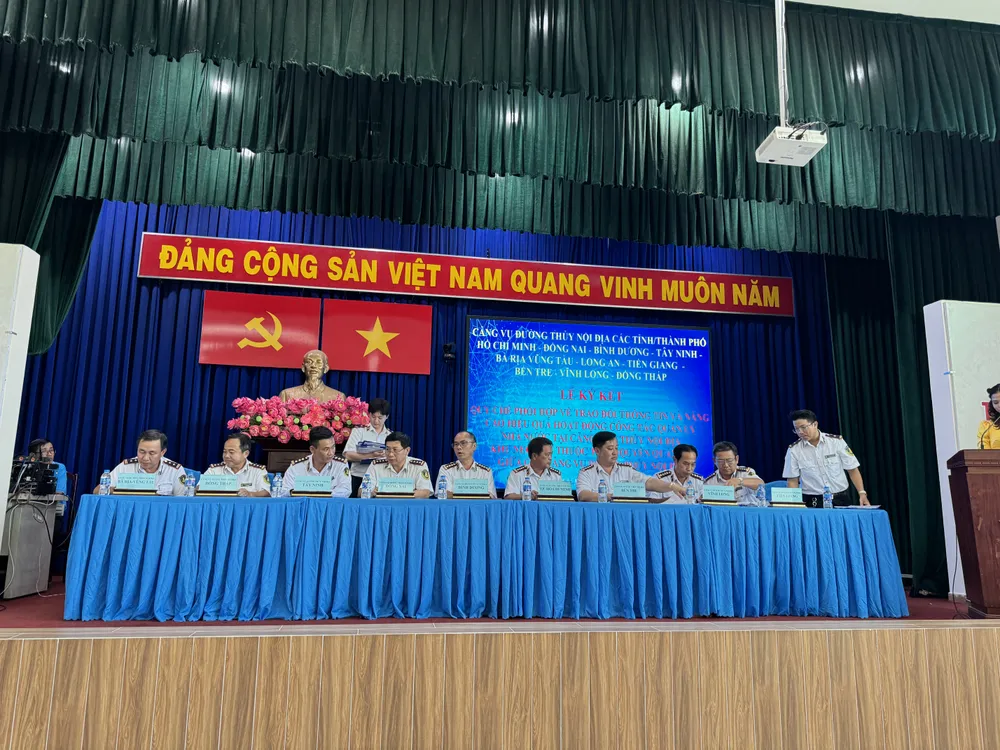 10 Cảng vụ đường thuỷ nội địa cùng ký quy chế phối hợp. Ảnh: Đào Trang Cảng vụ đường thuỷ nội địa