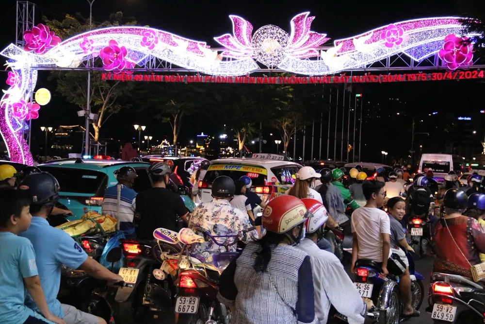 Đêm 30-4, các tuyến đường ở Trung tâm Tp.HCM ùn ứ.