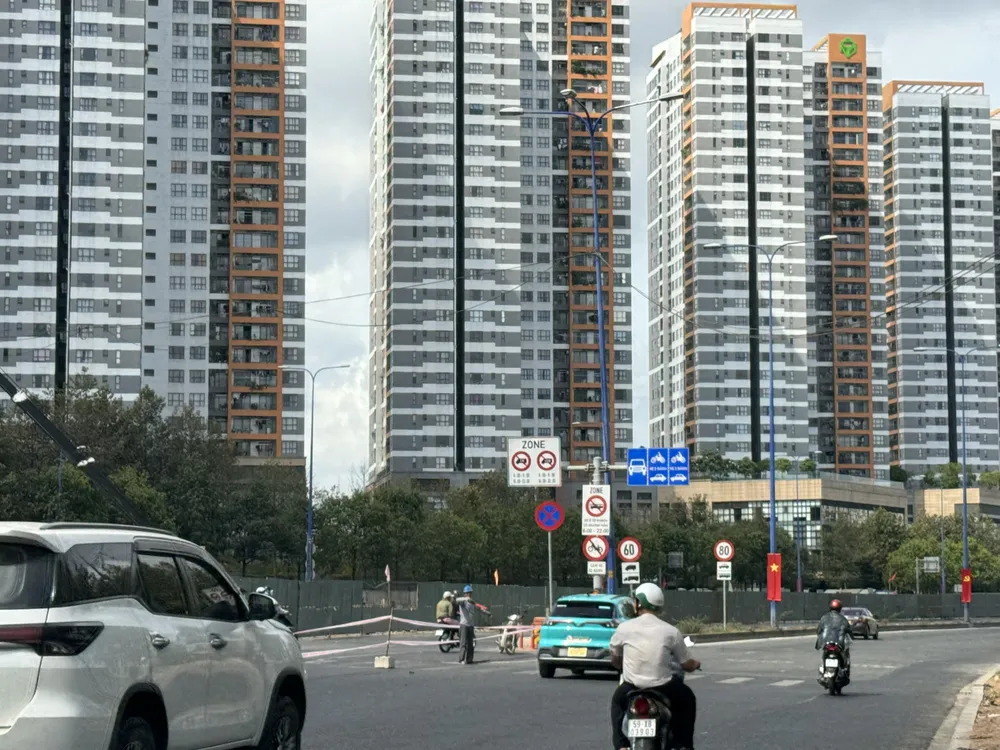 Tại nút giao Mai Chí Thọ - Đồng Văn Cống, đơn vị thi công cũng tiến hành điều tiết, hướng dẫn xe máy và ô tô đi thẳng (không được rẽ trái), container lưu thông bình thường. Ảnh: ĐÀO TRANG mai-chi-tho-d1-11.jpg