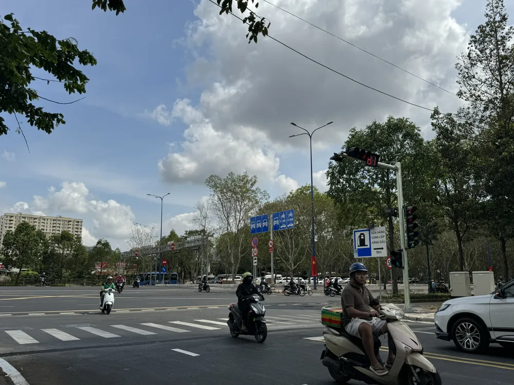 Ngày đầu các phương tiện đi lại qua nút giao Mai Chí Thọ - D1 lưu thông ổn định. Ảnh: ĐÀO TRANG nút giao Mai Chí Thọ - D1 lưu thông ổn định