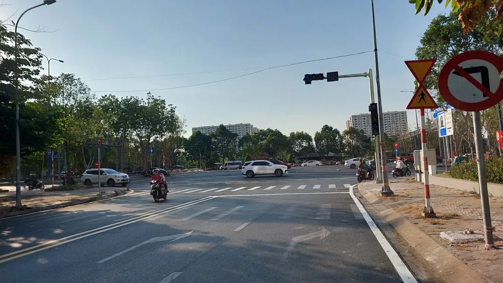 Trước đó, trên đường D1 xuất hiện biển cấm rẽ trái, ngay sau đó đã được gỡ bỏ, các phương tiện đi lại thuận lợi hơn. nút giao Mai Chí Thọ - D1 lưu thông ổn định