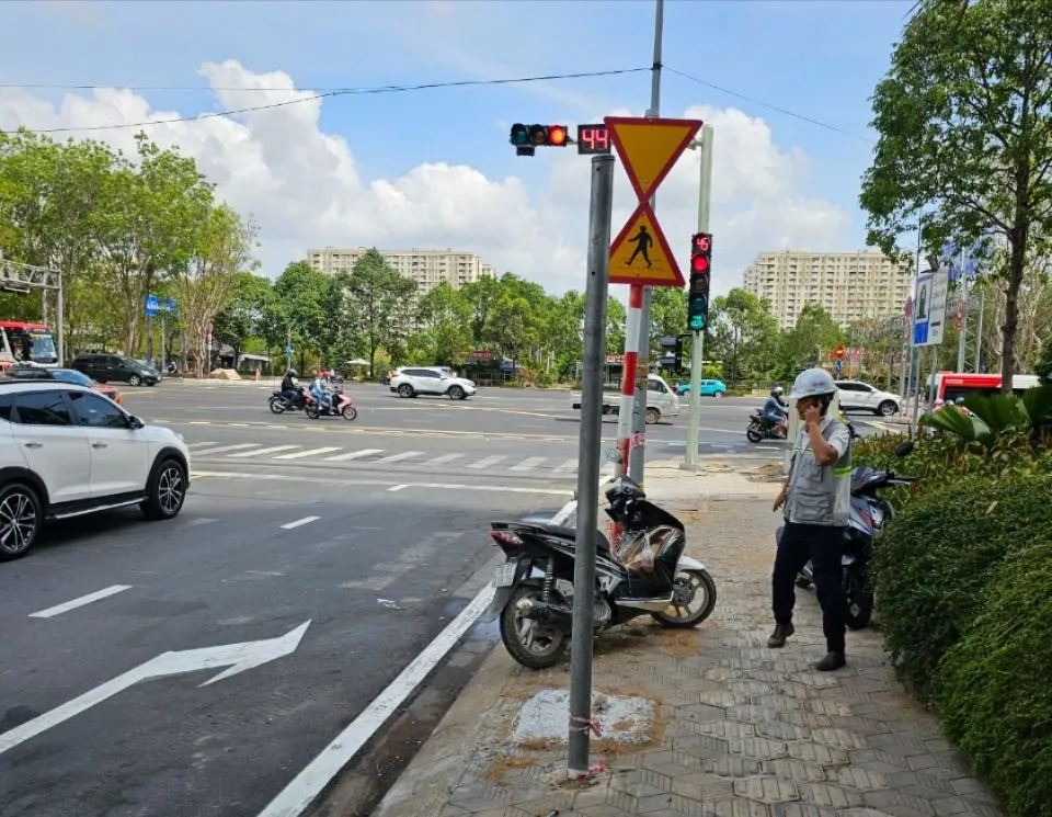 Biển báo sau khi được gỡ bỏ. nút giao Mai Chí Thọ - D1 lưu thông ổn định