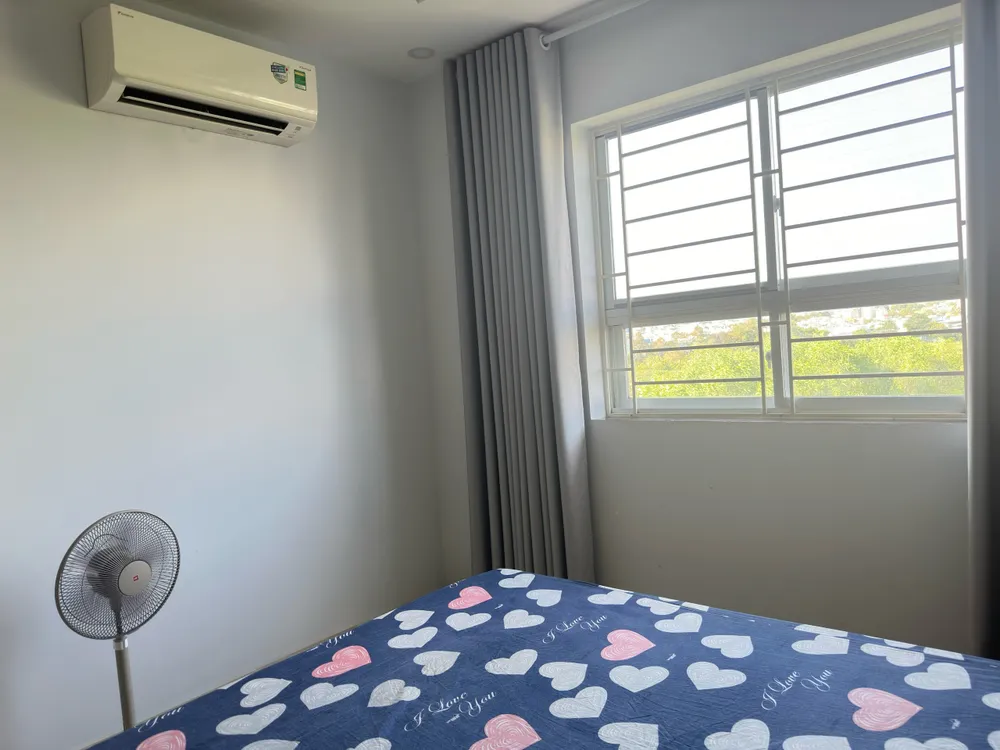 Mở cửa sổ đón gió trời, cúp cầu dao, rút dây điện khi không sử dụng cũng giúp tiết kiệm điện. hóa đơn tiền điện mùa nắng nóng