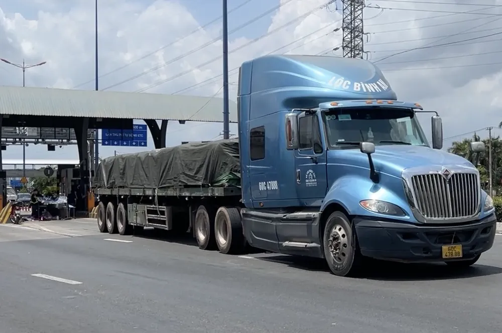 Hiện trường xe đầu kéo cán tử vong nhân viên trạm thu phí.