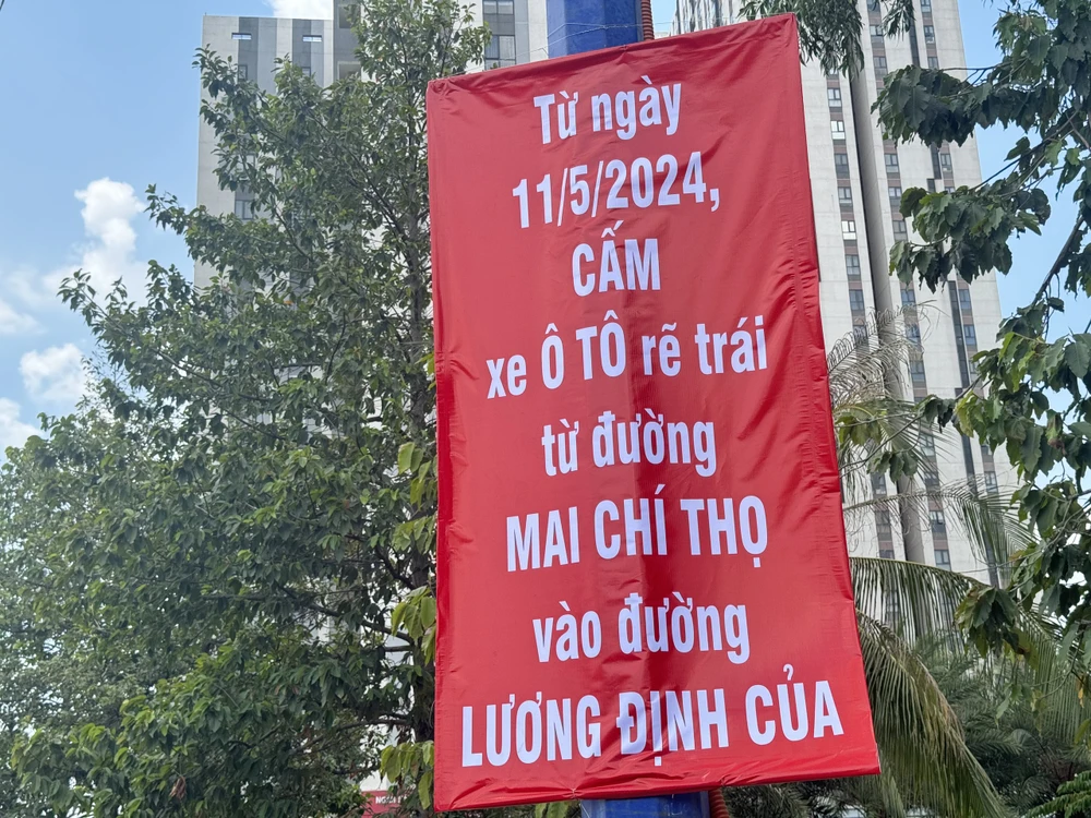 Từ mai, cấm ô tô rẽ trái vào đường Lương Định Của. Ảnh: ĐÀO TRANG cấm ô tô rẽ trái từ đường Mai Chí Thọ vào đường Lương Định Của