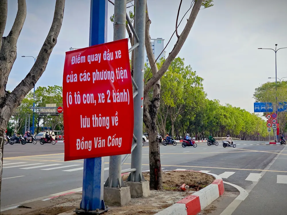 Thay vì rẽ trái tại nút giao Mai Chí Thọ - Đồng Văn Cống, các phương tiện sẽ di chuyển tới nút giao Mai Chí Thọ - D1. Ảnh: ĐÀO TRANG cấm ô tô con và xe 2 bánh rẽ trái tại nút giao Mai Chí Thọ - Đồng Văn Cống