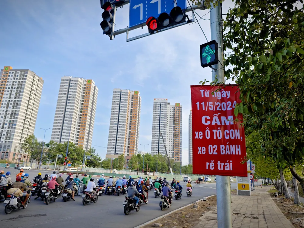 Từ mai, TP.HCM sẽ triển khai cấm ô tô con và xe 2 bánh rẽ trái tại nút giao Mai Chí Thọ - Đồng Văn Cống. Ảnh: ĐÀO TRANG Cấm ô tô con và xe 2 bánh rẽ trái tại nút giao Mai Chí Thọ - Đồng Văn Cống