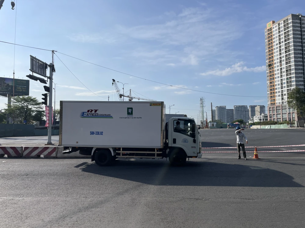 Các phương tiện lưu thông qua Nút giao An Phú khá ổn định.Ảnh: ĐÀO TRANG nút giao An Phú