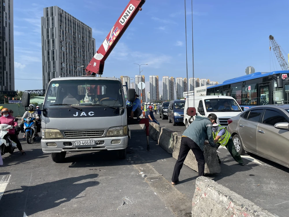Sáng ngày 11-5, lực lượng chức năng có mặt từ sớm để điều tiết, phân luồng giao thông.Ảnh: ĐÀO TRANG nút giao An Phú