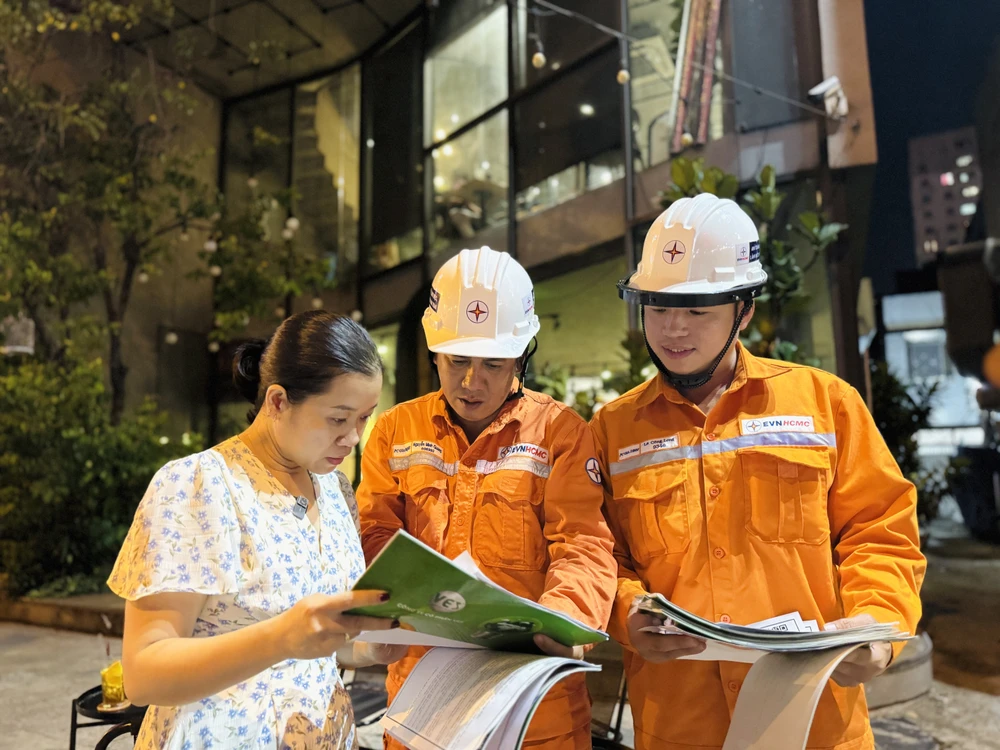 Tiệm cà phê của Bạch Kim Hằng trên đường Điện Biên Phủ chung tay tắt thiết bị điện không cần thiết sau 22 giờ. Ảnh: ĐT tiết kiệm điện ở TP.HCM