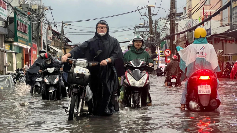 Đường Kha Vạn Cân, phường Linh Đông, TP Thủ Đức đang bị ngập nước, nhiều người dân đang phải dắt bộ xe. Đường Kha Vạn Cân, phường Linh Đông, TP Thủ Đức đang bị ngập nước