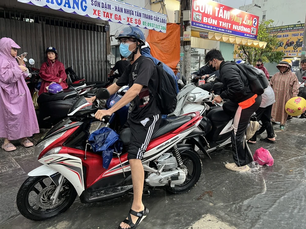 Tiệm sửa xe đông đúc. ngap-nuoc-110.jpg