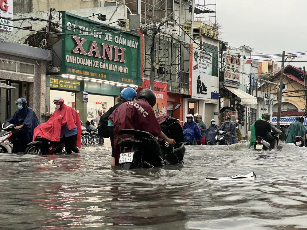 Rất nhiều người phải dắt bộ. ngap-nuoc-118.jpg