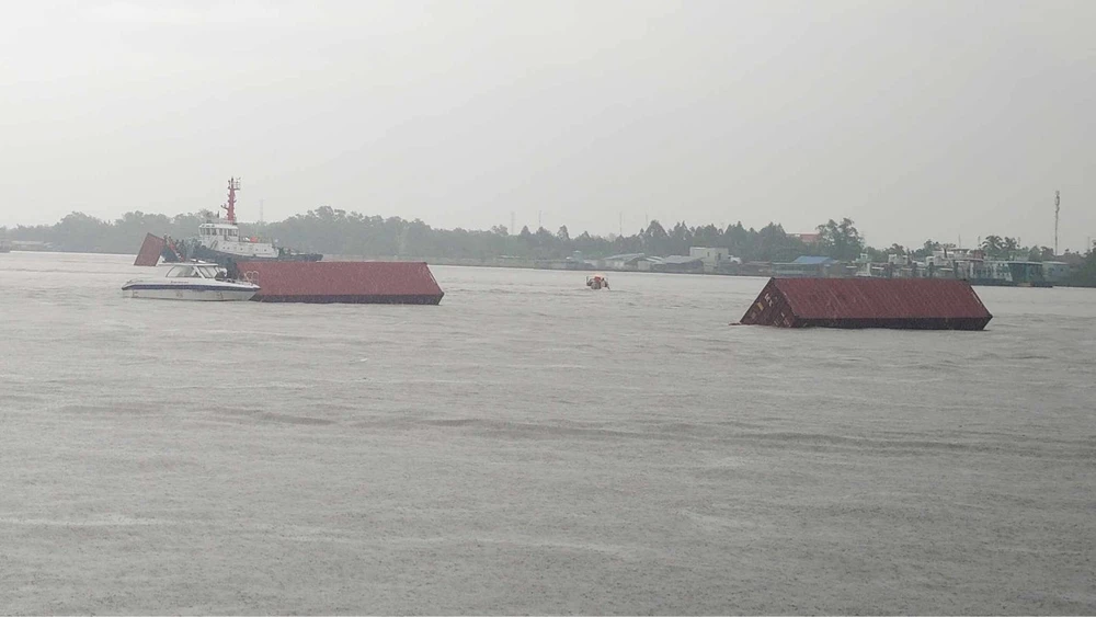 Container bị rơi trên sông Đồng Nai vào chiều ngày 23-5. Ảnh: CTV Thùng container bị rơi trên sông Soài Rạp, TP.HCM