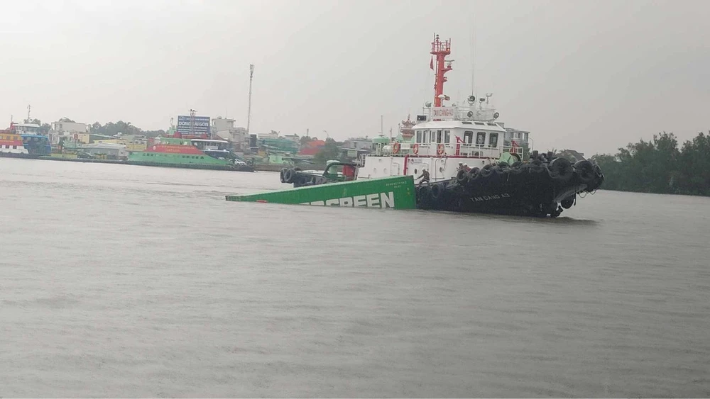 Hiện số thùng container đã được lai dắt về. Thùng container bị rơi trên sông Soài Rạp, TP.HCM