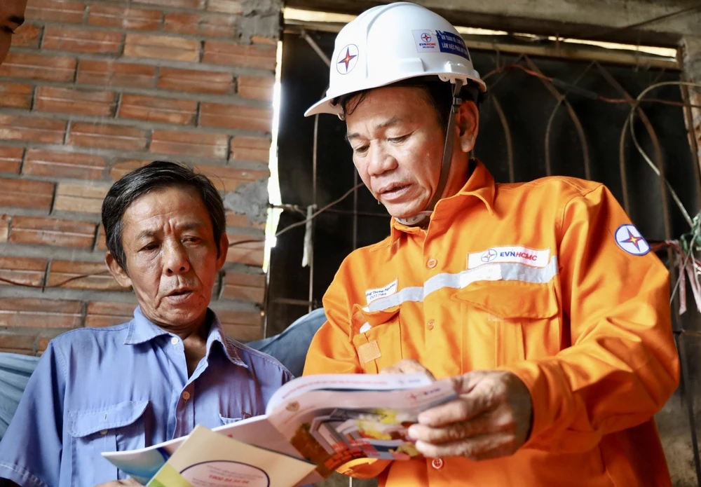 Anh Trương Trọng Nguyên – Công nhân Công ty Điện lực Củ Chi đang tư vấn sử dụng điện an toàn cho hộ gia đình ông Nguyễn Văn Trung. EVNHCMC tư vấn khách hàng sử dụng điện an toàn