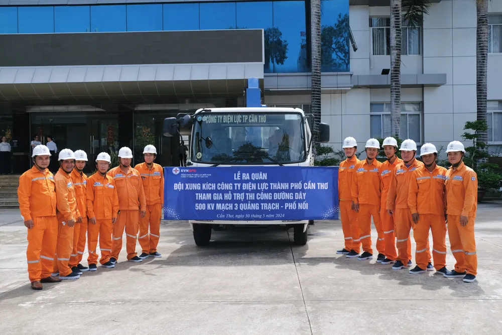 Đội xung kích Công ty Điện lực TP Cần Thơ. Ảnh: EVNSPC. EVNSPC tăng cường hơn 350 nhân lực cho dự án đường dây 500kV mạch 3 Quảng Trạch - Phố Nối