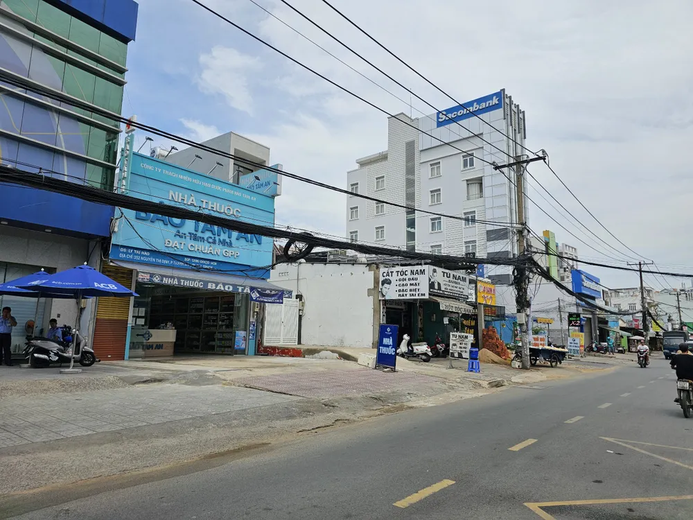 Nhà người dân lùi sâu vào trong để cùng thực hiện dự án. Người dân trên đường Nguyễn Thị Định đang tích cực bàn giao mặt bằng