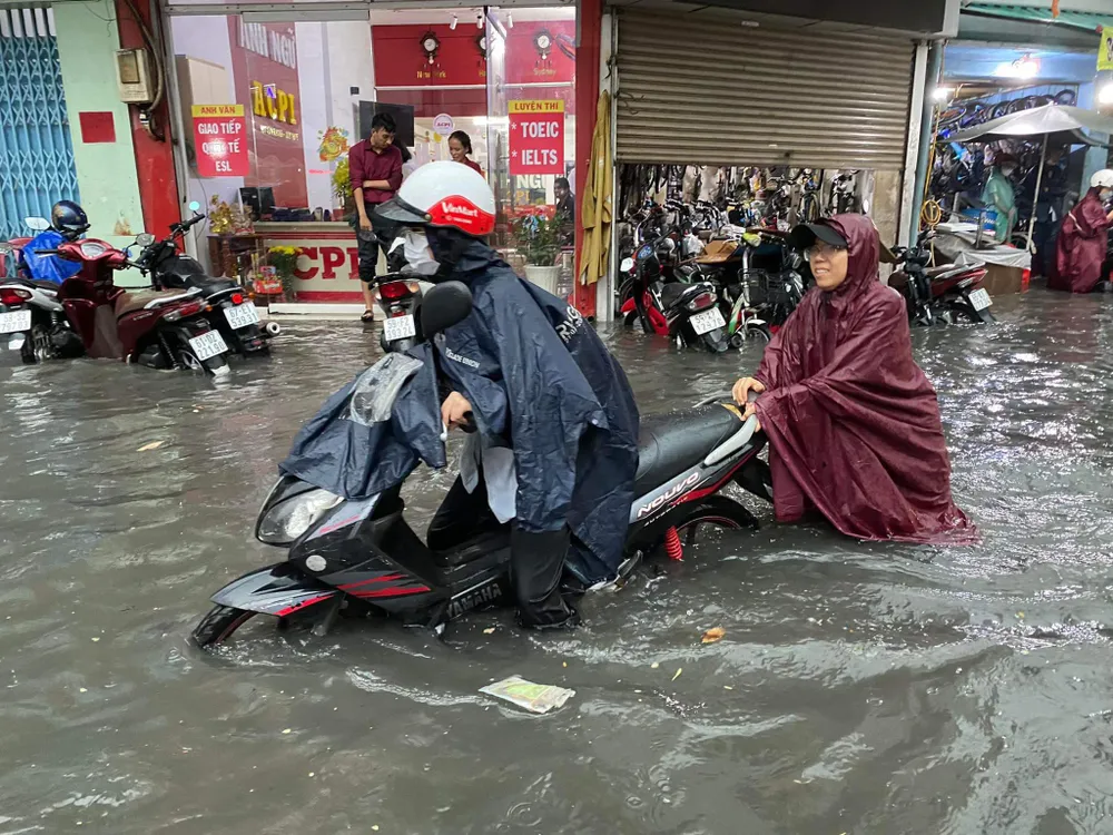 Hiện nay người dân TP ám ảnh, sợ ngập. Ảnh: ĐÀO TRANG TP Thủ Đức chi hơn 4.000 tỉ đồng để giảm ngập