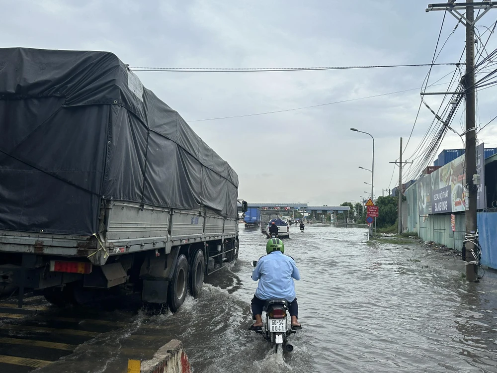 Khu vực trạm thu phí ngập nước sâu, các phương tiện di chuyển khó khăn. Khu vực cầu Phú Mỹ đang ùn ứ kéo dài