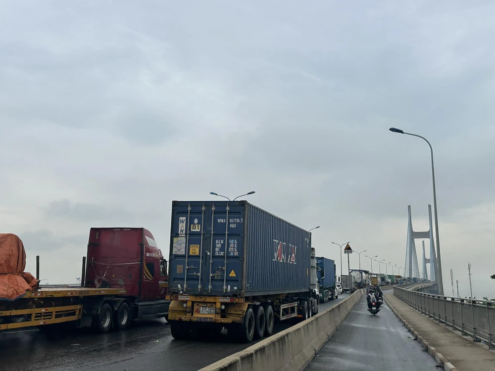 Xe lớn di chuyển chậm Khu vực cầu Phú Mỹ đang ùn ứ kéo dài
