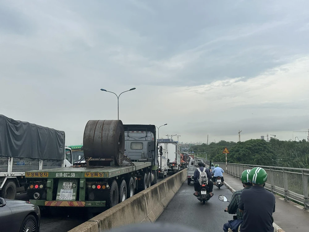 Tình trạng ùn ứ kéo dài khoảng 3-4 km. Khu vực cầu Phú Mỹ đang ùn ứ kéo dài
