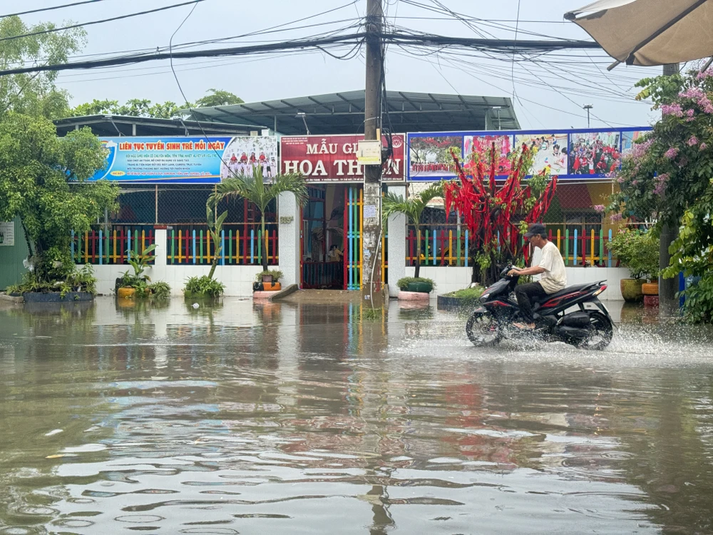 Đường Lò Lu, phường Trường Thạnh, TP Thủ Đức bị ngập nước sau cơn mưa lớn. đường Lò Lu bị ngập nước